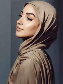 两件套针织头巾及内衬帽套装，纯色舒适柔软透气莫代尔面料，包含1条简约筒状头巾和1条薄款莫代尔围巾，适合日常保守着装。 - 駝色 - 查看 3