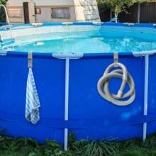 Einstellbare Poolzubehör-Haken für oberirdische Pools - Kunststoff, für Laubskimmer, Poolbürste, Teleskopstangenhalter, Poolausrüstungsaufhänger, Mehrzweck-Montageorganisator, einstellbarer Halter, Poolrutenhalter, sichere und zuverlässige Schwimmbadzubehör, Strandutensilien, Strandaccessoires, Poolschwimmhilfen