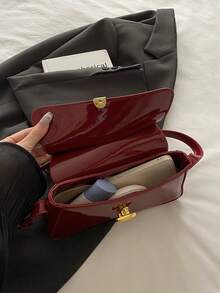 女士复古仿油皮革翻盖装饰单肩腋下包，适合约会、郊游、聚会