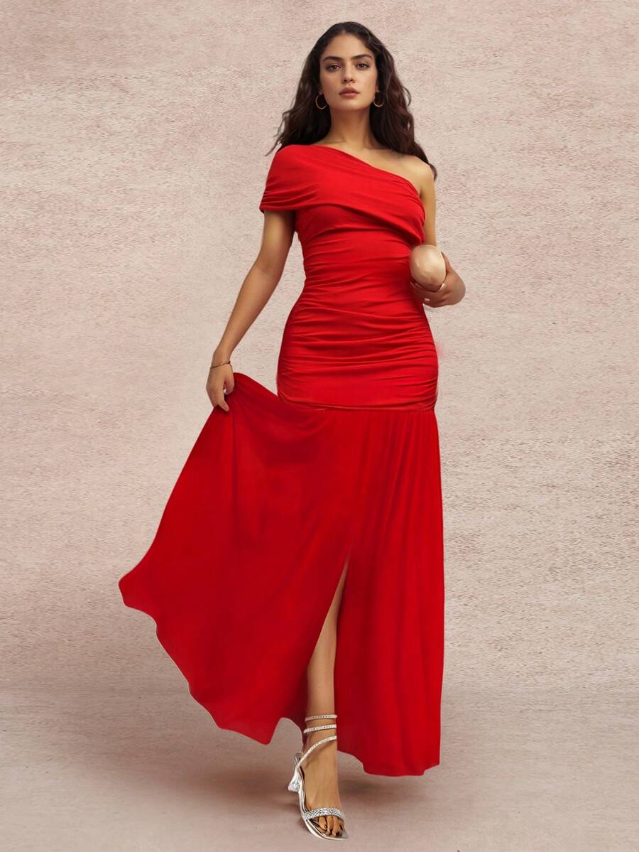 فستان قصير أنيق بياقة مائلة ومطوي، بخط ضيق بفتحة جانبية من تصميم TORNIMO