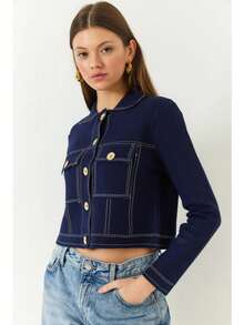 Marineblau gekürzte gestrickte Jacke - Kontrastnaht - Frontverschluss mit goldenen Knöpfen - Langarm - Boxige Passform - Pattentaschen - Hemdkragen - Lässig Chic - Smart Lässig - Büromode - Frühling Herbst Layering - Minimalistische Oberbekleidung - Vintage-Inspiriert - Streetstyle - Weicher, strukturierter Stoff - Alltägliches Grundlagenpiece - Elegante Jacke für kühleres Wetter
