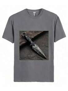 Camiseta de algodón popular para hombres con estampado de cuchillo Kunai oscuro sobre una superficie agrietada - Gris - Ver 1