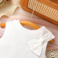 Set de 2 piezas de conjunto elegante y de moda para niñas, suave, transpirable y cómodo, con decoración de moño en chaleco de color liso y falda vaquera azul marino, apropiado para vacaciones, fiestas, uso casual y diario
