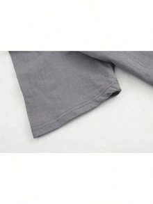 Camiseta de algodón popular para hombres con estampado de cuchillo Kunai oscuro sobre una superficie agrietada - Gris - Ver 6