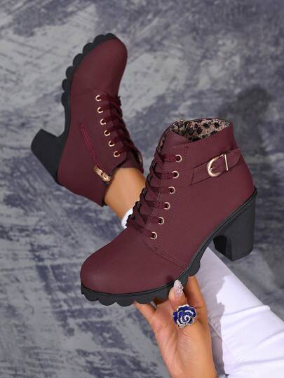 Stivaletti corti da donna con bottoni in rame a 6 fori, design con cinturino largo, stile alla moda con tacco alto e platform, stringati alla caviglia, punta tonda, adatti per primavera, estate, autunno e inverno. (La taglia è piccola, si consiglia di ordinare una taglia in più) Il materiale è relativamente rigido e non si deforma facilmente, si consiglia di ordinare due taglie in più per chi ha il avampiede più largo.