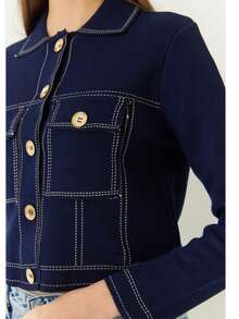 Marineblau gekürzte gestrickte Jacke - Kontrastnaht - Frontverschluss mit goldenen Knöpfen - Langarm - Boxige Passform - Pattentaschen - Hemdkragen - Lässig Chic - Smart Lässig - Büromode - Frühling Herbst Layering - Minimalistische Oberbekleidung - Vintage-Inspiriert - Streetstyle - Weicher, strukturierter Stoff - Alltägliches Grundlagenpiece - Elegante Jacke für kühleres Wetter