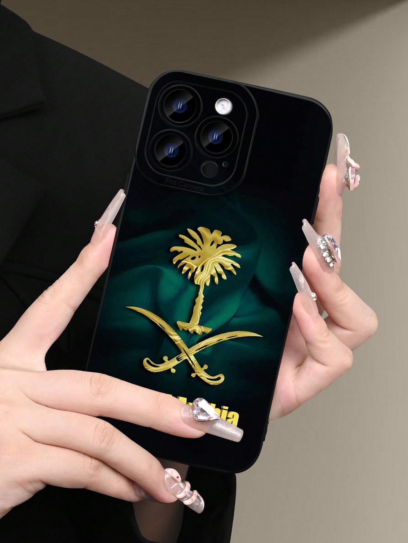 كفر جوال شعار السعودية باللون الأسود والذهبي