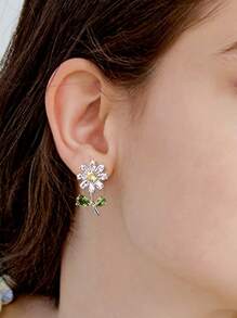 1 par de pendientes de botón con pequeñas flores de margarita brillantes, diseño único de aretes florales, regalo fresco para amigas