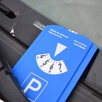 Digital parkeringstimer med isskrapa, 4-språksdisplay (engelska/nederländska/tyska/franska), 24-timmarsdisplay, batterifri drift, lämplig för parkeringsautomater och fordonssäkerhet