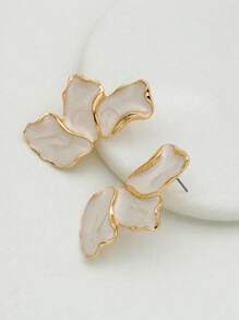 A Pair Of Bohemian Luxury Style Petal Earrings With Fashionable Pleats, Three-Dimensional Irregular Earrings, Earrings For Birthdays, Gifts For People, Whether It Is Daily Matching Or Important Occasions, Can Make The Wearer Emit Unique Charm