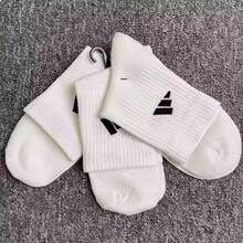 Adidas 3雙緩衝中筒襪，附踝部支撐與足弓加壓，建議尺寸：[XS] 腳長 21-22cm [S] 腳長 21-23.5cm [M] 腳長 24-26cm [L] 腳長 26.5-28.5cm - 白色 - 查看 2