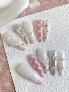 Bộ 10 miếng dán móng tay hình hạnh nhân thủ công. Phong cách Y2K, với nền trắng/hồng và kim tuyến bạc, kết hợp với họa tiết kẻ caro, nơ 3D và điểm nhấn hoa kim tuyến bạc, tạo nên vẻ ngoài trẻ trung, đáng yêu như công chúa. Phù hợp cho nhân viên văn phòng, học sinh, người đi dự tiệc và mọi mùa. Bao gồm sơn gel và dũa móng. Phụ kiện chăm sóc móng. - Màu Hồng baby - Xem 4