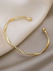 Popular Minimalist Alloy Bracelet, Suitable For Daily Wear, Simple Accessories As Holiday Gifts For Women. A Fashionable And Simple Open Bracelet, Suitable For Women To Wear At Banquets, Daily Wear, Music Festivals, Parties, Travel Photography And Other Occasions. High End Niche Design, Cool Style Bracelet