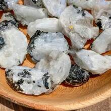 1/4/7颗彩虹月光石水晶石 - 黑色、白色和蓝色抛光宝石，适合家居装饰和节日庆典 | 万圣节、圣诞节、复活节、水晶装饰的理想之选 - 黑白 - 查看 3