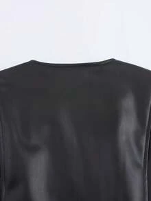 纯色仿皮夹克，搭配迷你裙摆，适合春秋季节