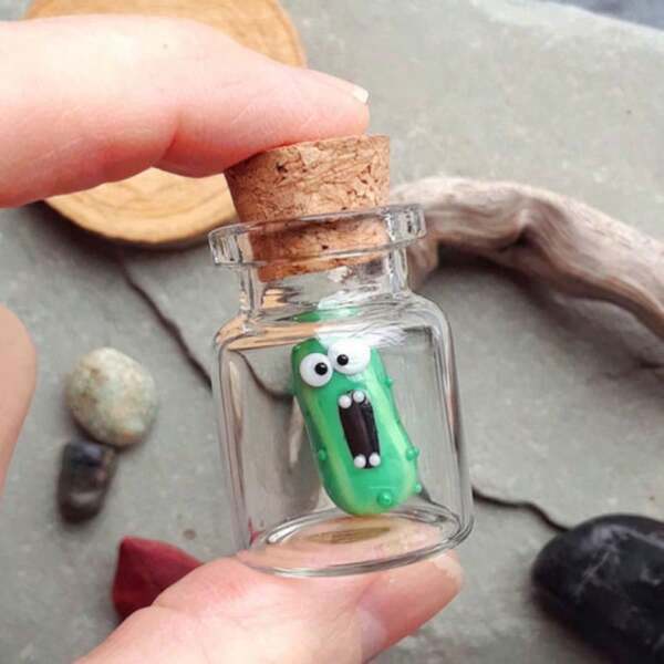 1 pieza Nuevo artículo de 2025 Pepinillo miniatura de vidrio gritando en un frasco, juguete de pepinillo de vidrio, juguetes de Stitch, juguetes de viaje, juguetes antiestrés para el aula, mini artículos, juguetes de baño, artículos de papelería navideños, pelotas antiestrés, regalo de cumpleaños, regalo de Navidad, regalo de Halloween, regalo perfecto