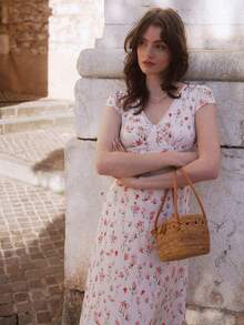 فستان متوسط الطول بياقة على شكل حرف V مزين بتطريز زهري على الساتان مع تصميم ظهر مفتوح بشكل مثلثي للنساء - وردي فاتح - مشاهدة 5