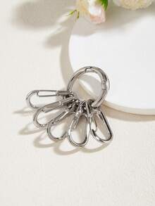 1 pieza Mini Mosquetón de Aleación, Clip de Resorte Micro Adecuado para Mochila Llavero, Set de 5 Mosquetones, Llavero Ligero, Hebilla Multiusos Pequeña para Escalar, Utilizable en Interiores y Exteriores. Los usos en interiores incluyen colgar herramientas eléctricas, equipo de camping, herramientas y suministros automotrices. También es adecuado para colgar luces, macetas, herramientas y contenedores de garaje.