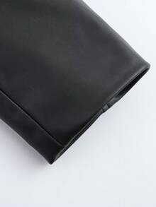 纯色仿皮夹克，搭配迷你裙摆，适合春秋季节