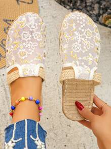 Plus Size Women's Closed Toe Slide Sandals, New Summer Fashion Embroidered Mesh Woven Straw Rope Sole Slip-On Comfortable Casual Lightweight Flat Slippers, Random Pattern