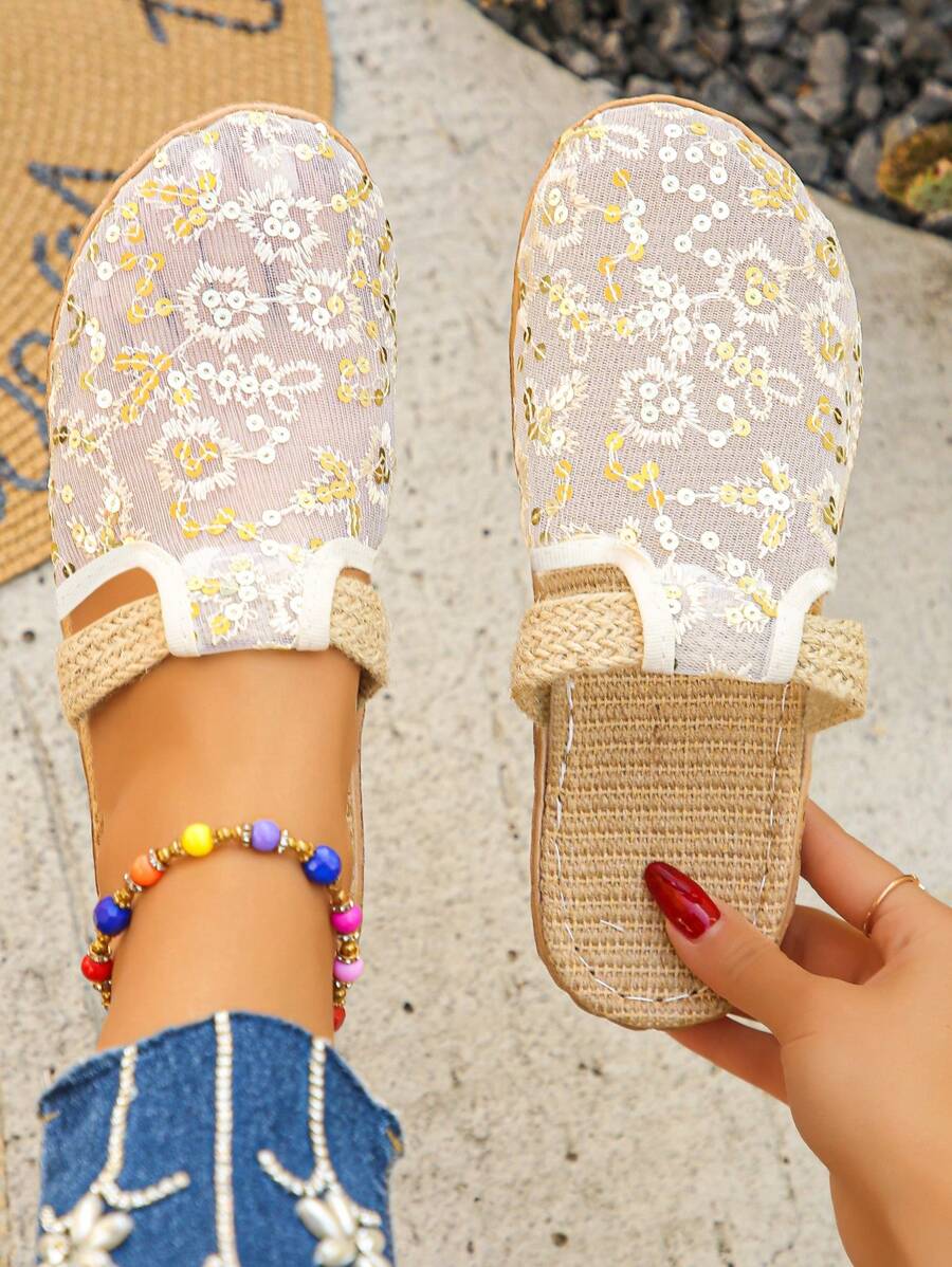 Plus Size Women's Closed Toe Slide Sandals, New Summer Fashion Embroidered Mesh Woven Straw Rope Sole Slip-On Comfortable Casual Lightweight Flat Slippers, Random Pattern