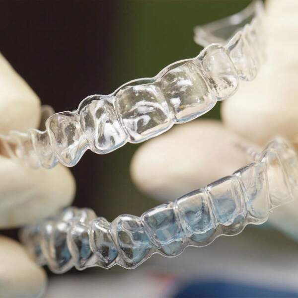 2 piezas Protectores bucales transparentes para blanquear y enderezar los dientes, accesorios de cuidado oral inodoros para uso nocturno, alivio del bruxismo
