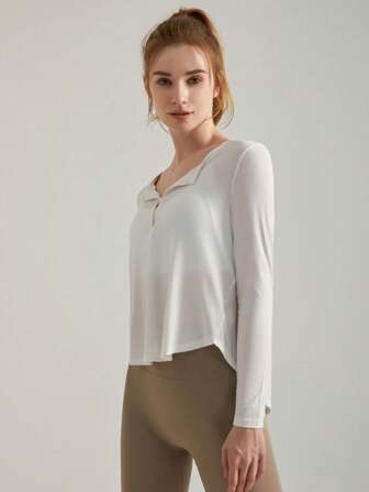 春秋季女士宽松长袖瑜伽上衣，开叉领口设计，宽松版型。罗纹面料。适合跑步、健身、普拉提等运动，也可作为瑜伽外衣穿着。