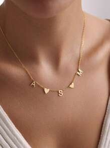 Collar con colgante personalizado de acero inoxidable con inicial central y lateral en forma de corazón, regalo para mujeres, collar de moda para usar en verano, collar de moda para usar en vacaciones de playa