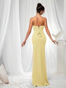 VIPGIRL Elegante vestido de dama de honor: vestido de satén ajustado y favorecedor sin tirantes con corpiño de corsé y cintura drapeada - Vestimenta formal de lujo minimalista para eventos, atuendo de invitada de boda - Amarillo crema - Ver 2