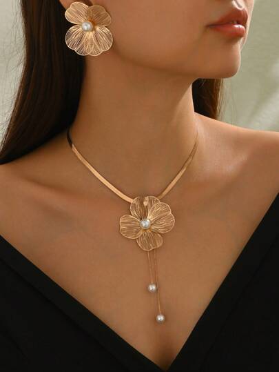 Juego de joyería de 3 piezas con collar elegante + aretes para mujeres, diseño de metal hueco con flores y mariposas con perlas falsas, collar largo y accesorios versátiles