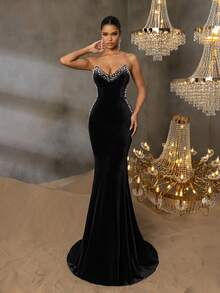 Faeriesty 优雅丝绒晚礼服，无肩带修身胸衣，心形领口，饰以仿珍珠和水钻，美人鱼款式，拖尾设计，尽显奢华气质。这款女士仿珍珠吊带正式晚礼服，通体饰以仿珍珠，后背交叉系带设计，贴身绷带式剪裁，短款设计，适合婚礼、浪漫晚餐、正式写真拍摄、返校节/毕业典礼、生日派对等场合。黑色 - 黑色 - 查看 5