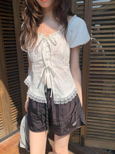 甜美女孩泡泡袖蕾丝边系带修身白色上衣