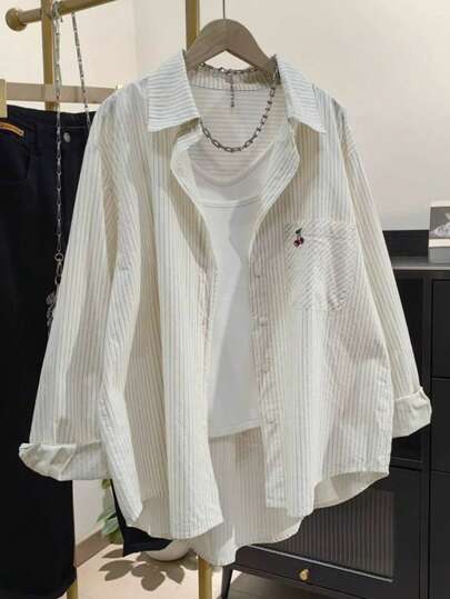 Camisa casual de mujer de unicolor con bolsillo bordado y botones