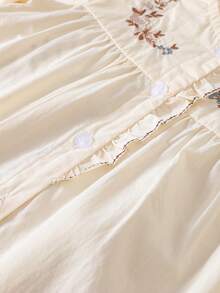 年轻女孩法式刺绣花卉蕾丝领口纽扣前褶边袖口优雅长袖衬衫 - 杏色 - 查看 4