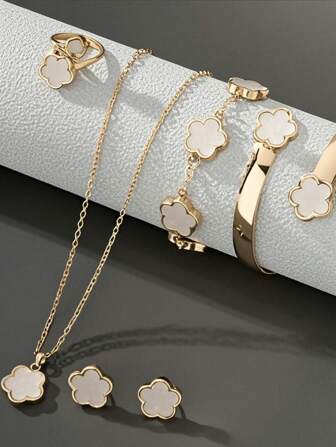 1件全新时尚5件套首饰：1条项链、1条手链、1对耳环、1枚戒指、1条幸运花项链。复古梅花套装，搭配紫水晶耳环和项链，适合新娘、伴娘、婚宴等正式场合。