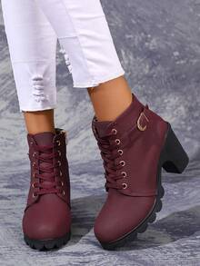 女款铜扣6孔短靴，宽绑带设计，时尚高跟厚底系带踝靴，圆头款式，适合春夏秋冬。（尺码偏小，建议订购大一码）材质比较硬挺不易变形，前脚掌较宽者建议订购大两码。