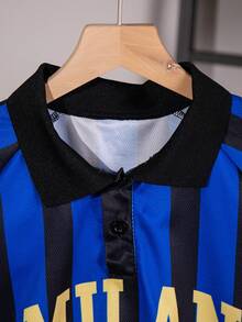 1 pieza Camiseta de polo de manga corta con cuello con texto de Milán 1958 y estampado de rayas para uso diario casual de niños, primavera/verano - Azul - Ver 3