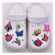 Miękkie, płaskie naklejki z motywem motyli i pszczół | 20 sztuk | Materiał PVC | Nadaje się do ozdabiania etui na telefony, spinek do włosów, artykułów DIY, prezentów na Boże Narodzenie, Święto Dziękczynienia, Halloween, prezentów urodzinowych, drobnych upominków na imprezę (miękkie naklejki + żywica) - Wielokolorowe - Zobacz 8