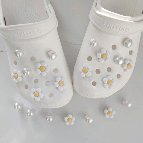 [DIY Deko] 14 Stück weiße Gänseblümchen Schuhanhänger aus ABS Material, DIY Dekorations-Accessoires für Sandalen und Hausschuhe