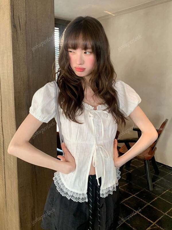 甜美女孩泡泡袖蕾丝边系腰修身白色衬衫