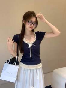 Camiseta de manga corta de verano de 2 en 1 con bloqueo de color y lazo, detalles de diseño, bajo con volante, ajuste entallado, top texturizado para damas - Azul Marino - Ver 1