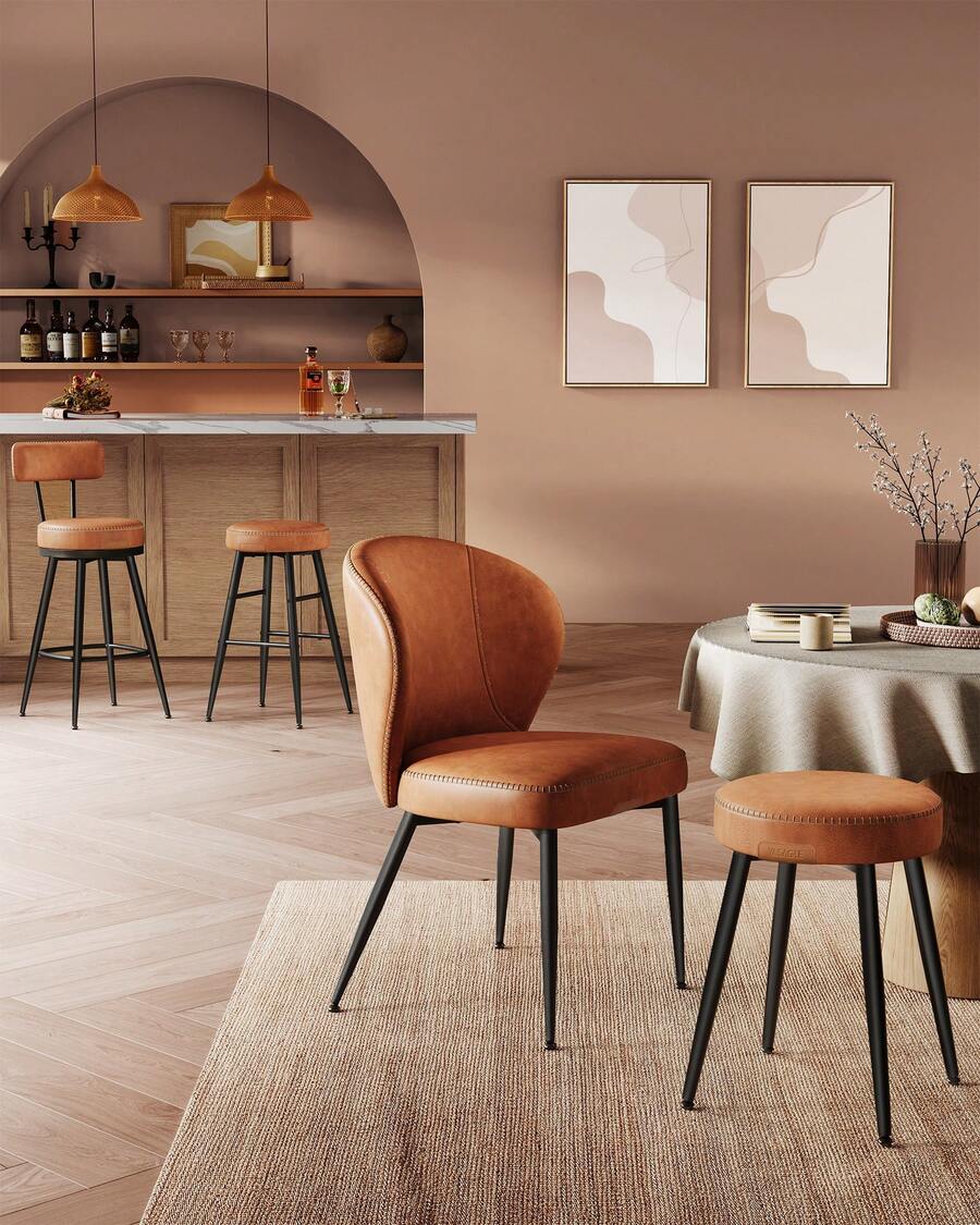 Tabouret de Bar, Lot de 2, Chaise de Cuisine, Siège Rembourré, PU avec Coutures, Style Moderne Mi-siècle, Hauteur 65 cm, pour Cuisine, Bar, Marron Carame - Tabac - Voir 1