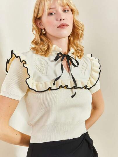 Stickad tröja med rosettdetalj, kortärmad, avslappnad, skrynklig volang/volang, kontrastfärgad kant, flerskiktad tårta