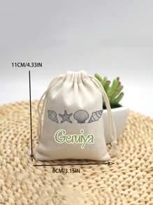 1 bolsa com cordão personalizável, pode ser impressa com nome personalizado ou mensagens de Natal. Estampada com lindas conchas de praia, cavalos-marinhos, estrelas-do-mar e outros padrões, é a escolha ideal para presentes de compras. O porta-moedas é um presente decorativo para a escola das crianças. Pode ser personalizado com o seu nome.