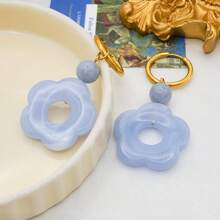 1 对夸张天然石亚克力花朵不锈钢 18K 镀金创意女士吊坠耳环，适合日常佩戴 - 淺藍色 - 查看 3