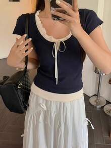 Camiseta de manga corta de verano de 2 en 1 con bloqueo de color y lazo, detalles de diseño, bajo con volante, ajuste entallado, top texturizado para damas - Azul Marino - Ver 4