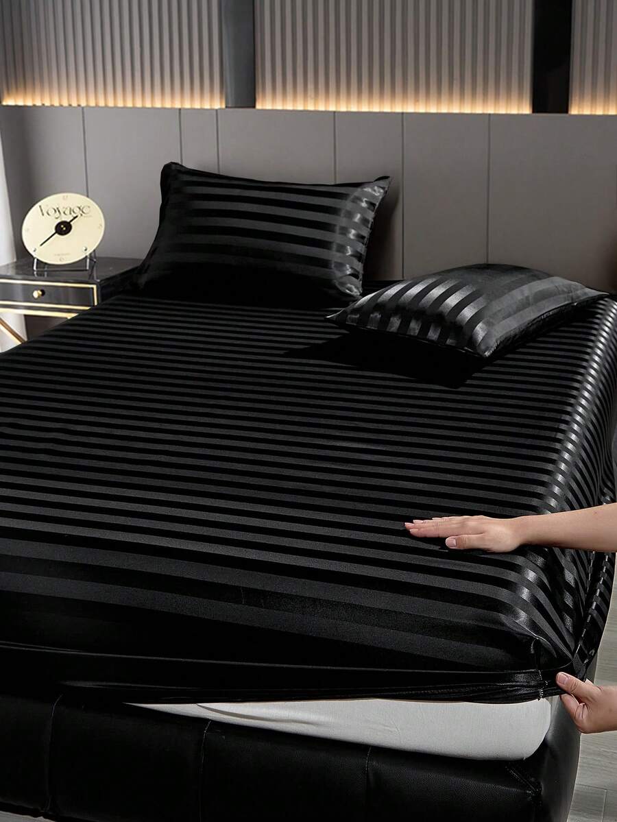 1件装奢华黑色缎面床笠，床上用品，床笠，床垫罩，纯色亲肤，轻盈丝滑柔软，舒适，卧室床上用品，床垫保护套，深口袋设计，适用于单人床/双人床/大号双人床/特大号双人床/加州特大号双人床，可机洗，是节日礼物、秋季装饰和房间装饰的理想之选。 - 黑色 - 查看 1