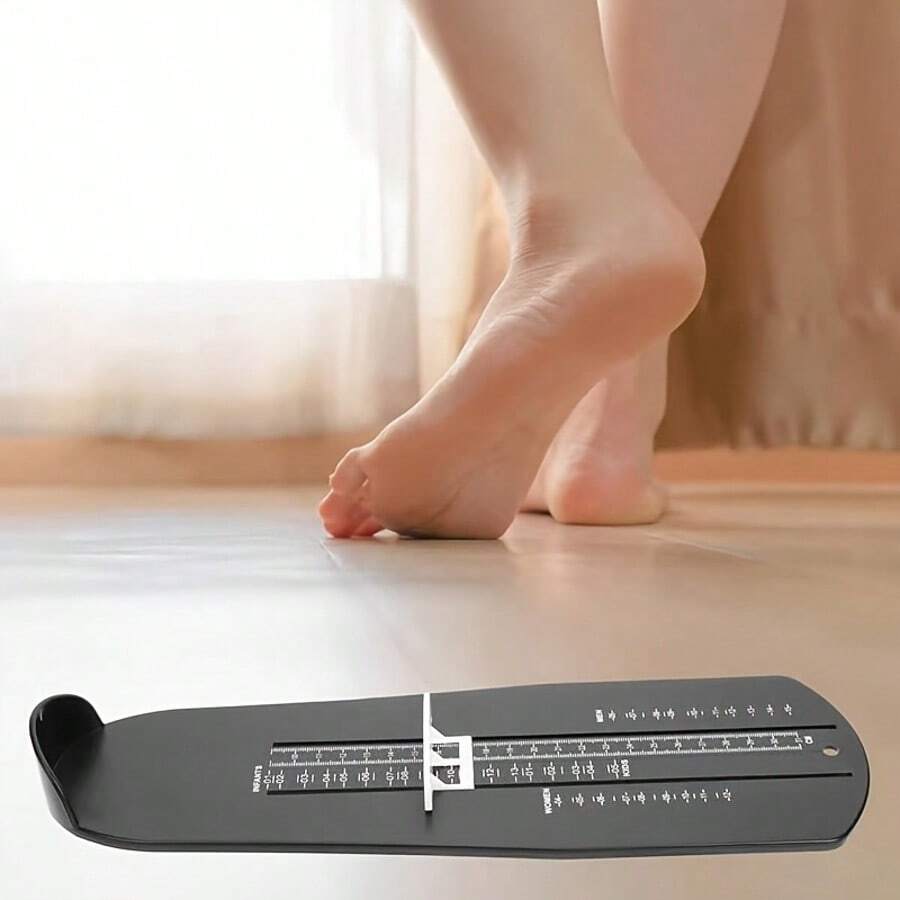 Un outil pour mesurer les tailles de chaussures à la maison, convenant aux filles, aux garçons et aux adultes. La base stable assure des mesures de pied précises, en faisait un outil pratique pour une utilisation à domicile et pour les achats de chaussures en ligne.
