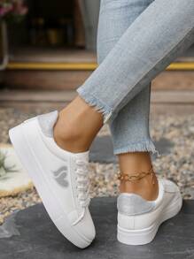 Baskets plates sportives durables pour femmes, chaussures de skateboard extérieur à motif de lacets en forme de cœur, chaussures de sport décontractées légères et confortables à tige basse