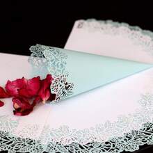 25 Stücke/Packung Laser geschnittene Hochzeitsconfetti Kegel, Rosenblumen-Rand weiße herzförmige Papiertüten für das Werfen von Reis auf Hochzeitspartys (ohne getrocknete Blumen und Basis)